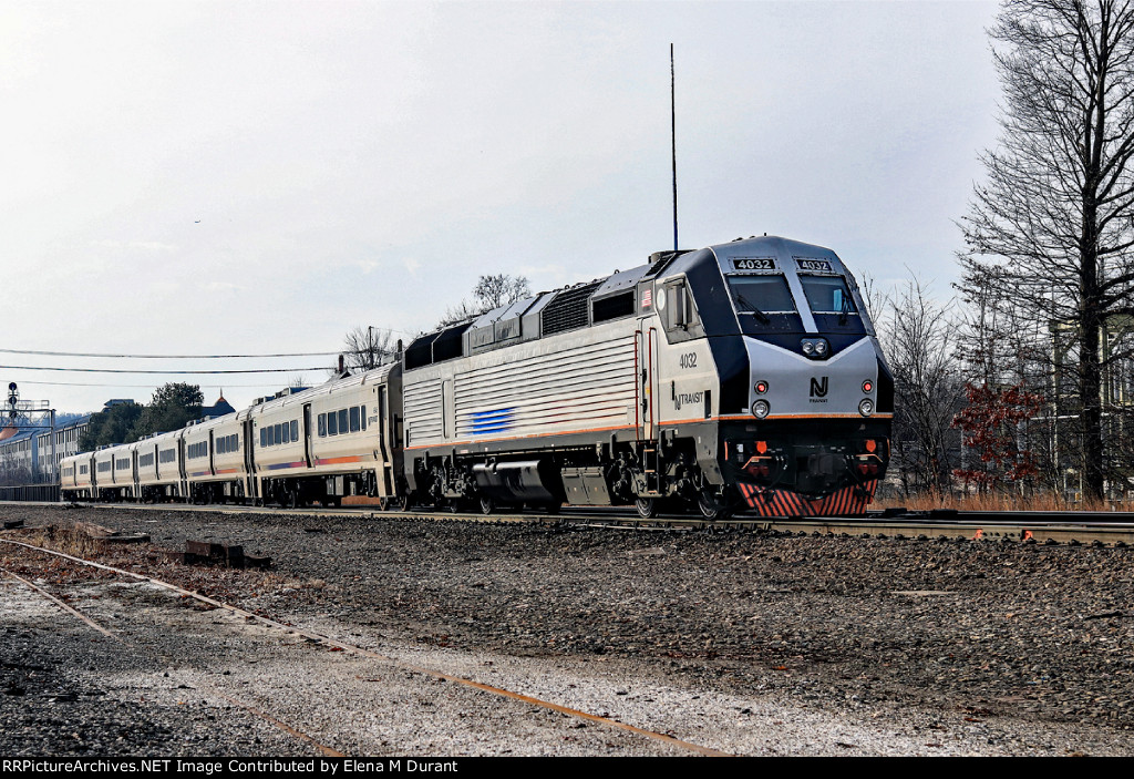 NJGT 4032 on train 1858